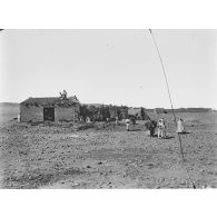 [Algérie, 1907-1918. Réfection d'une toiture.]