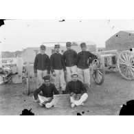 [Maroc, 1907-1910. Photographie de groupe vraisemblablement au 12e régiment d'artillerie pendant la campagne du Haut-Guir.]