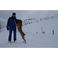 Un maître-chien du PGHM (peloton de gendarmerie de haute montagne) et son chien lors d'un exercice de recherche après avalanche à Pierrefitte-Nestalas (Hautes-Pyrénées).