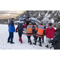 Evacuation sanitaire par hélicoptère EC-145 lors d'une opération de sauvetage dans les Hautes-Pyréenées.