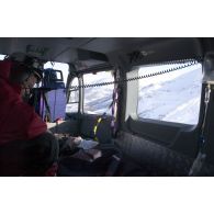 Evacuation sanitaire par hélicoptère EC-145 lors d'une opération de sauvetage dans les Hautes-Pyréenées.
