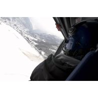 Vue des Hautes-Pyrénées depuis un hélicoptère EC-145 lors d'une opération de sauvetage du PGHM (peloton de gendarmerie de haute montagne) avec le DAG (détachement aérien de la gendarmerie) de Tarbes.