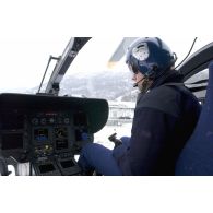 Pilote du DAG (Détachement aérien de la gendarmerie) de Tarbes dans le cockpit d'un hélicoptère EC-145 lors d'une évacuation sanitaire dans les Hautes-Pyrénées.