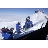 Exercice de secours avec le PGHM (peloton de gendarmerie de haute montagne) sur le Soum de Léviste, sommet des Hautes-Pyrénées situé à 2437 mètres d'altitude. L'équipe de secouristes au moment de l'arrivée de l'hélicoptère de la gendarmerie.