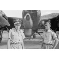 Deux officiers du Aufklärungsgruppe 123 devant un avion de reconnaissance Junkers Ju-88.