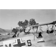Préparatifs pour un vol d'entrainement à bord d'un Focke Wulf Fw 44.