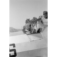 Préparatifs pour un vol d'entrainement à bord d'un Focke Wulf Fw 44.