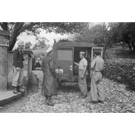 Un officier médecin de la Luftwaffe quitte l'antenne sanitaire de l'armée de l'air allemande de Kastelli (Luftwaffe Sanitär Staffel Kastelli).