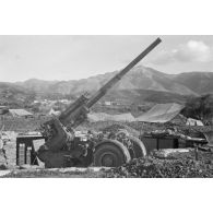 En Crète, un canon britannique Mark IIIA de 3,7 pouces (9,4 cm) capturé et utilisé au sein d'une batterie de FlaK de la Luftwaffe.