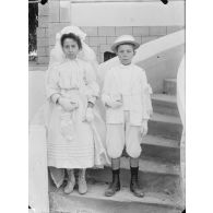 99. [Algérie, 1905-1914. Portrait de deux enfants en tenue de communion.]