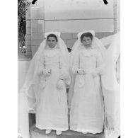 101. [Algérie, 1905-1914. Portrait de deux jeunes filles en robe de communiante.]