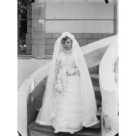 104. [Algérie, 1905-1914. Portrait d'une jeune fille en robe de communiante.]
