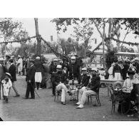 113. [Algérie, 1905-1914. Photographie de groupe lors d'une célébration.]