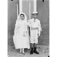 128. [Algérie, 1905-1914. Portrait d'enfants en tenue de communion.]