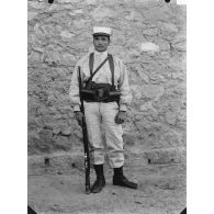 154. [Algérie, 1905-1914. Portrait d'un militaire peut-être affecté au 1er bataillon d'infanterie légère d'Afrique.]