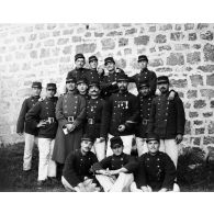 219. [Algérie, 1905-1914. Photographie d'un groupe de militaires.]