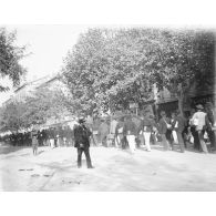 224. [France, 1922. Militaires marchant de dos dans une rue.]