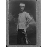 231. [Algérie, 1905-1914. Photographie du portrait d'un officier peut-être affecté au 3e régiment de chasseurs d'Afrique.]