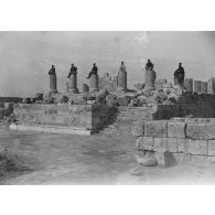 233. [Algérie, 1905-1914. Militaires de la compagnie saharienne de la Saoura dans des ruines romaines.]