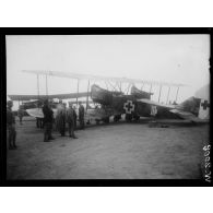 Monchy-Humières, avion bombardier allemand capturé intact. [légende d'origine]