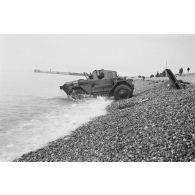 Un Daimler Scout Car Dingo, sur la plage de Dieppe après le raid du 19 août 1942 de l'opération Jubilee.