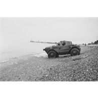 Un Daimler Scout Car Dingo, sur la plage de Dieppe après le raid du 19 août 1942 de l'opération Jubilee.