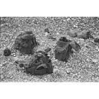Sacs abandonnés par des sapeurs du Génie canadien lors du débarquement sur la plage de Dieppe (Opération Jubilee).