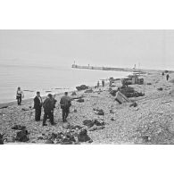 La plage de Dieppe après la tentative de débarquement canadienne prévue lors de l'opération Jubilee.
