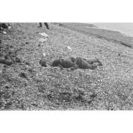 Cadavre de soldat canadien sur le plage de Dieppe peu après le débarquement prévue lors de l'opération Jubilee.