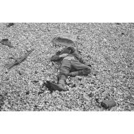 Cadavre de soldat canadien sur le plage de Dieppe peu après le débarquement prévue lors de l'opération Jubilee.