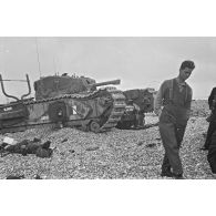 Char Churchill baptisé Blondie appartenant au 14th Canadian Army Tank Regiment détruit sur la plage de Dieppe (Opération Jubilee).