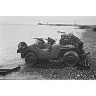 Jeep Blitz Buggy d'une unité du Génie canadien, le capot du véhicule est chargé d'explosif, sous les roues un dispositif permet d'aider la véhicule à progresser sur les galets.