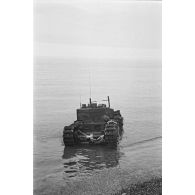 Char Churchill baptisé Confident appartenant au 14th Canadian Army Tank Regiment Calgary détruit sur la plage de Dieppe (Opération Jubilee).