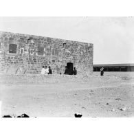 45. [Tunisie, 1902-1903. Militaires devant la prison des Joyeux.]