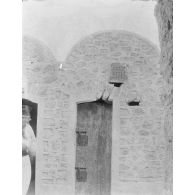 49. [Tunisie, 1902-1903. Porte d'une cellule de la prison des Joyeux à Médenine.]
