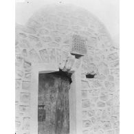 50. [Tunisie, 1902-1903. Porte d'une cellule de la prison des Joyeux à Médenine.]