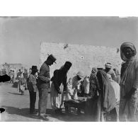 872. [Tunisie, 1902-1903. Au marché.]