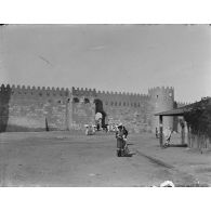 873. [Gafsa, 1902-1903. Civils devant la casbah.]