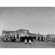 886. [Tunisie,1902-1903. Spahis au marché.]