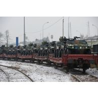 Chargement des véhicules blindés légers (VBL) du régiment d'infanterie chars de marine (RICM) sur des plateformes ferroviaires en gare de Poitiers.