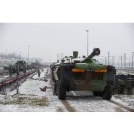 Chargement d'engins blindés à roues et canon AMX-10 RC du régiment d'infanterie chars de marine (RICM) à bord de plateformes ferroviaires en gare de Poitiers.
