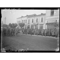 Kyoustendil. Bulgarie. Entrée des troupes italiennes. Les troupes défilent devant le général Mombelli. [légende d'origine]