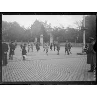 Sofia. Bulgarie. L'occupation française par les alliés. Groupe d'officiers passant devant le Palais Royal. [légende d'origine]