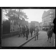 Sofia. Bulgarie. L'occupation française par les alliés. Groupe d'officiers passant dans une rue. [légende d'origine]