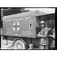 Château de Fayel. Section sanitaire anglaise. Comité Hackett-Lowther. Une conductrice et son auto décorées de la croix de Guerre. [légende d'origine]