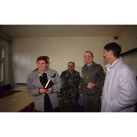 Réunion des autorités locales de Gracac avec le colonel Meille dans une salle municipale.