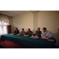 Rencontre des autorités locales de Gracac avec le colonel Meille dans une salle municipale.