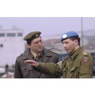 Discussion entre un officier croate et un officier norvégien chargé de la circulation sur le port de Rijeka lors du débarquement de troupes et matériels de la FORPRONU.