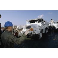 Un militaire supervise le stationnement d'un camion GBC 8 KT aux couleurs de l'ONU sur le pont du ferry Terre d'Afrique avant le départ pour l'ex-Yougoslavie.