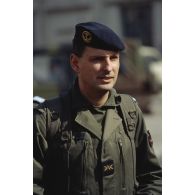 Portrait d'un aumônier protestant des troupes de Marine de l'armée de Terre lors de l'embarquement à Toulon pour rejoindre la FORPRONU en ex-Yougoslavie.